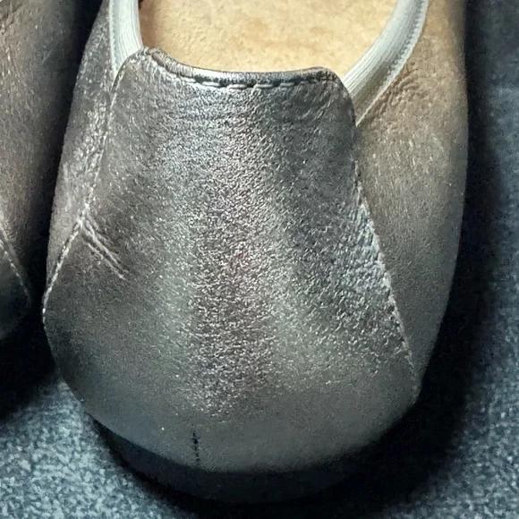 Vionic Amorie Pewter Metallic Leather Slip On Bow Ballet Flats US Sz 8.5. - Picture 4 of 12